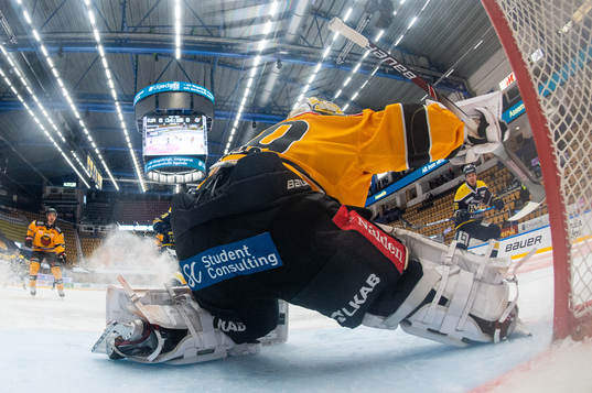 s Fredrik Forsberg gör 1-0 bakom Luleås målvakt David