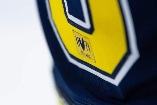 Ett märke med texten ”HV71 för alla” på en