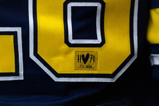 Ett märke med texten ”HV71 för alla” på en
