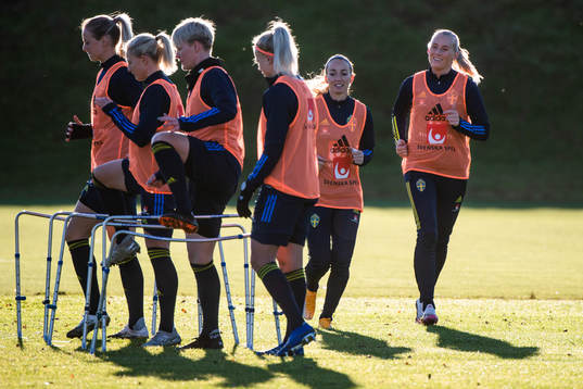 Kosovare Asllani och Stina Blackstenius
