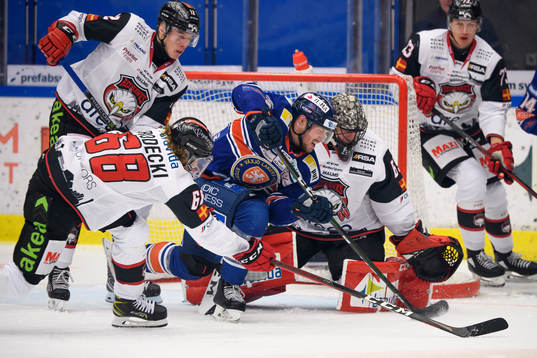 Växjös Martin Lundberg och Malmö Redhawks målvakt Oscar