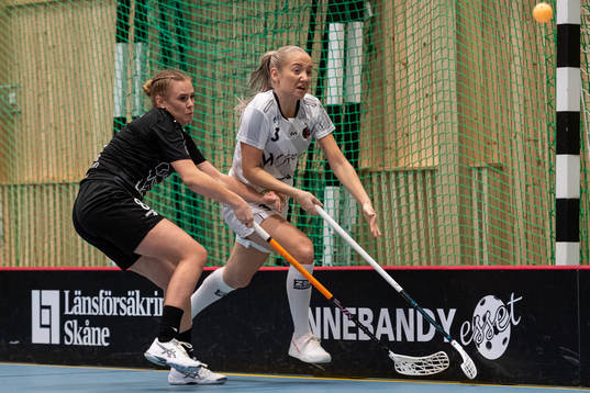 Lunds Ella Hammer mot Pixbos Moa Andersson