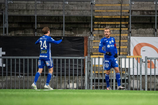 Sundsvalls Pontus Engblom (h) jublar
