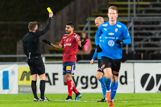 Örgrytes Ailton Jose Almeida får gult kort av domare