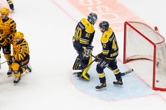 Skellefteås Oscar Möller jublar med lagkamrater