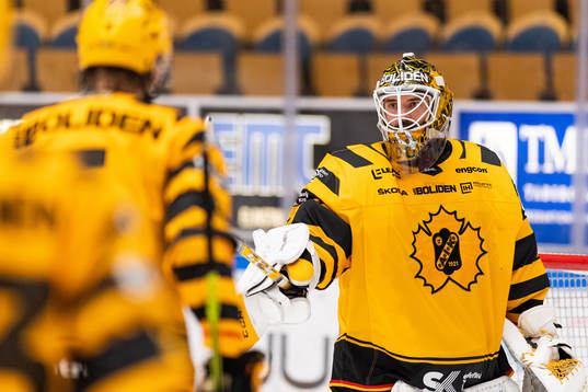 Skellefteås målvakt Gustaf Lindvall jublar