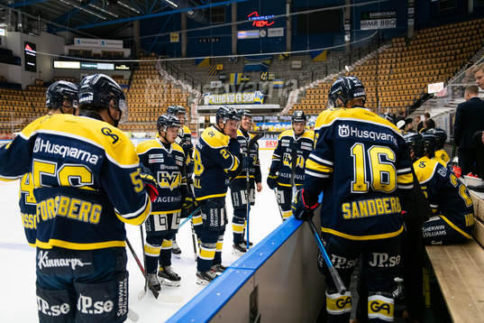 s Zion Nybeck och Johannes Kinnvall med lagkamrater vid ett