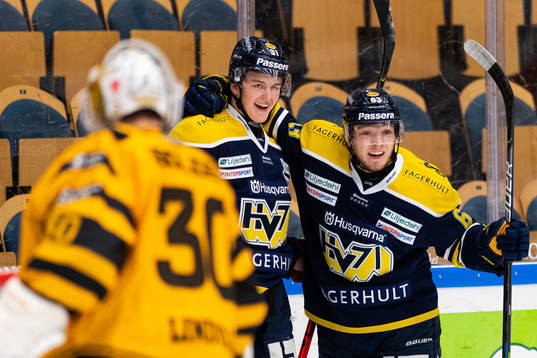 s Oskar Olausson jublar med Zion Nybeck