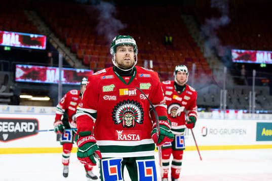 Frölundas Mats Rosseli Olsen jublar med lagkamrater