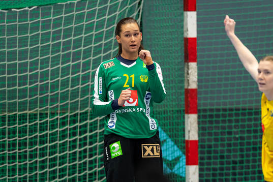 Sveriges målvakt Evelina Eriksson jublar
