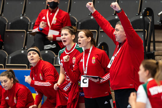 Ungerns tränare Anita Görbicz och Gabor Elek jublar