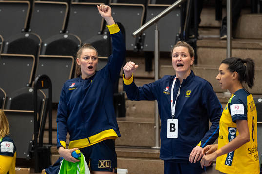 Sveriges Kristin Thorleifsdottir och assisterande