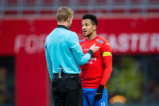 Domare Glenn Nyberg i en diskussion med Helsingborgs Martin