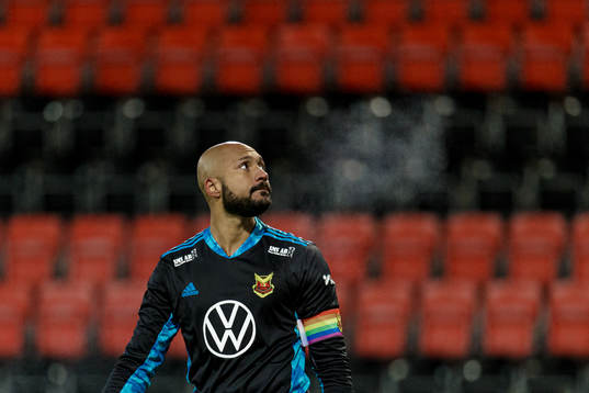 Östersunds målvakt Aly Keita kollar på måltavlan