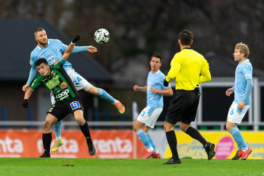 Varbergs Astrit Selmani och Malmö FFs Lasse Nielsen