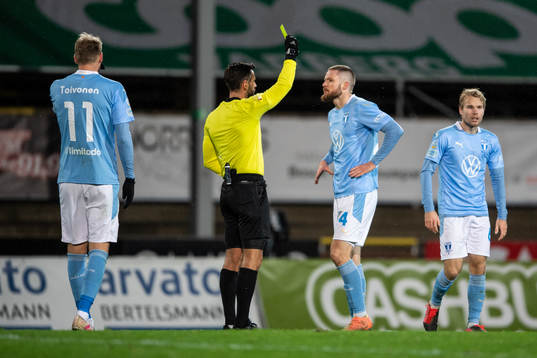 Malmö FFs Lasse Nielsen får ett gult kort av domare
