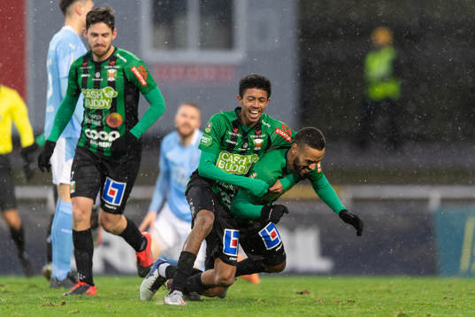 Varbergs Junes Barny gör 2-0 och jublar med Tashreeq