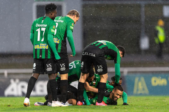 Varbergs Junes Barny jublar med lagkamrater