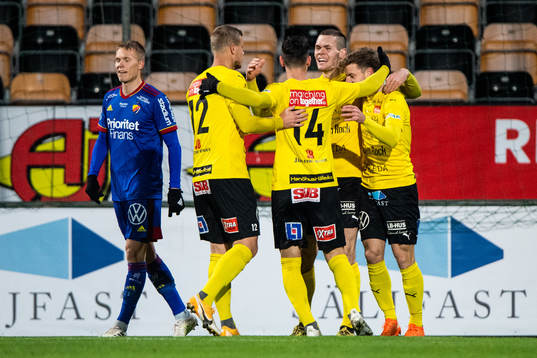 Mjällbys Jacob Bergström jublar med lagkamrater