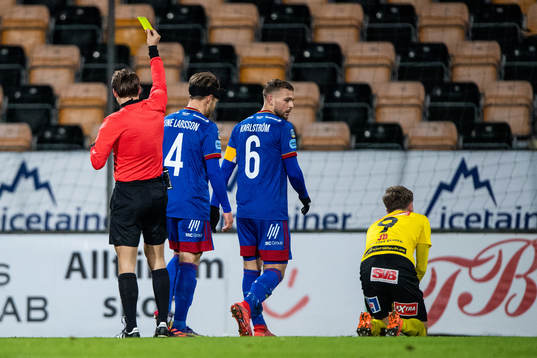 Djurgårdens Jacob Une Larsson får gult kort