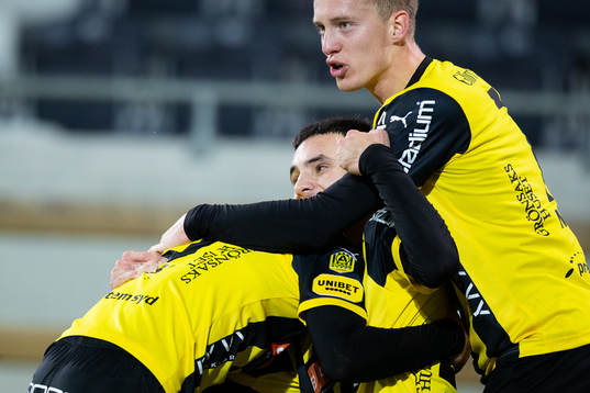 Häckens Ali Youssef jublar med lagkamrater