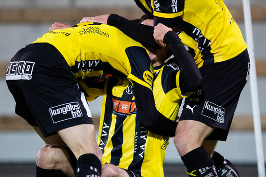 Häckens Ali Youssef jublar med lagkamrater