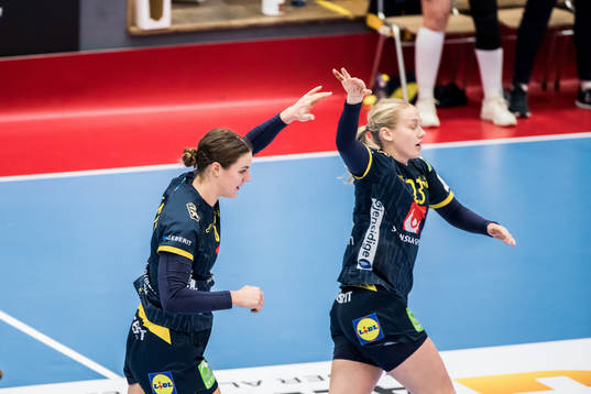 Sveriges Emma Lindqvist och Carin Strömberg jublar
