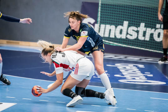 Sveriges Kristin Thorleifsdottir  och Ungerns Katrin Gitta