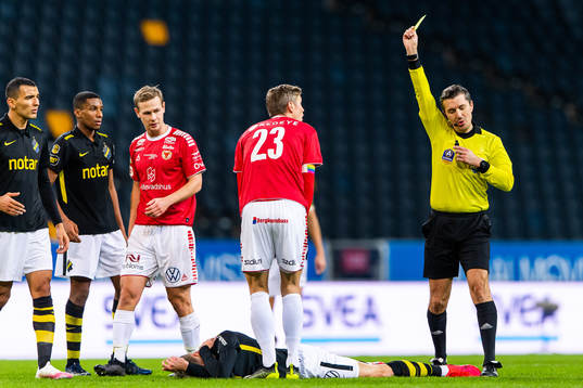 Kalmars Viktor Elm varnas av domare Bojan Pandzic