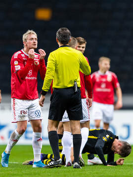 Kalmars Geir André Herrem reagerar mot domare Bojan Pandzic