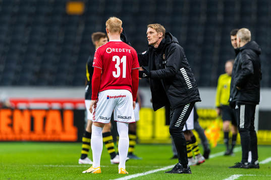 Kalmars assisterande tränare Rasmus Elm instruerar Nils