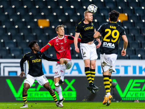 s Erick Otieno och Kolbeinn Sigthorsson i kamp om bollen