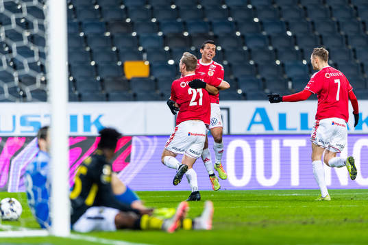 Kalmars Erik Israelsson gör 0-1 och jublar med Emin Nouri