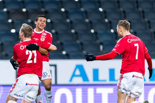 Kalmars Erik Israelsson gör 0-1 och jublar med Emin Nouri