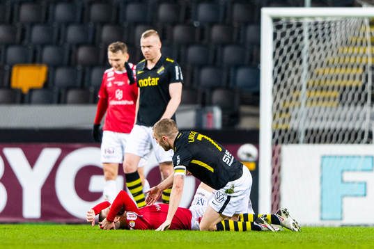 s Sebastian Larsson stträcker fram handen mot honom