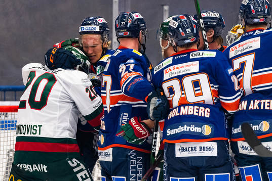 Bråk mellan Frölundas Joel Lundqvist och Växjös Marcus