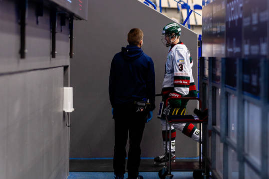 Frölundas Liam Dower Nilsson får matchstraff och lämnar
