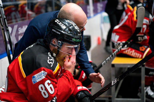 Luleås Linus Klasen och assisterande tränare Roger Kyrö