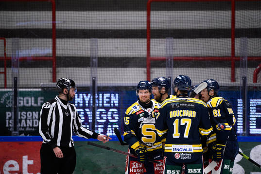 Södertäljes spelare jublar med Hugo Gustafsson
