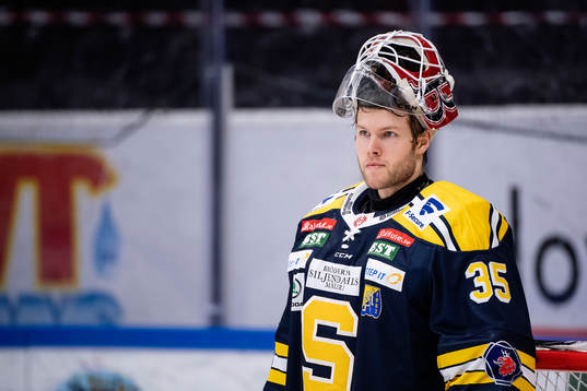 Södertäljes målvakt Filip Gustavsson deppar