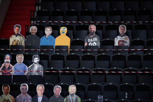 Supportrar som pappfigurer på läktaren