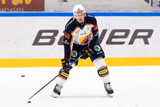 Djurgårdens Rhett Rakhshani värmer upp innan
