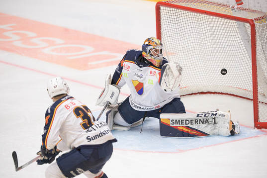 s Linus Sandin , ej i bild, gör 1-0 bakom Djurgårdens