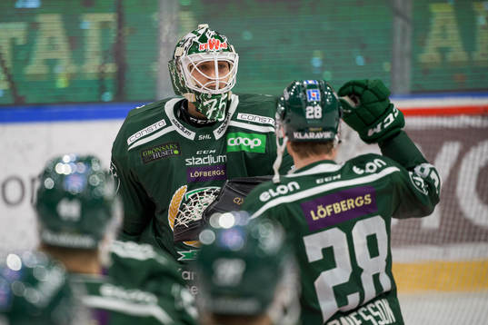 Färjestads målvakt Arvid Holm jublar
