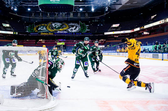 Färjestads målvakt Arvid Holm och Jesse Virtanen
