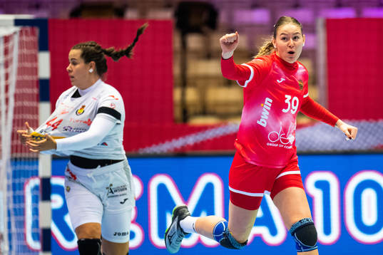 Antonina Skorobogatchenko of Russia celebrates