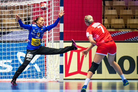 Olga Gorshenina of Russia scores behind Silvia Navarro