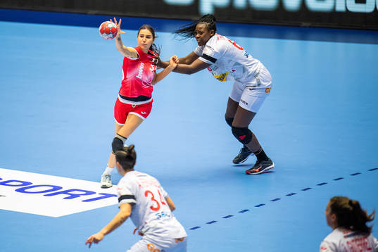 Ekaterina Elina of Russia and Lysa Tchaptchet Defo of Spain