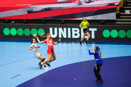 Dario Samokhina of Russia against goalkeeper Silvia Navarro