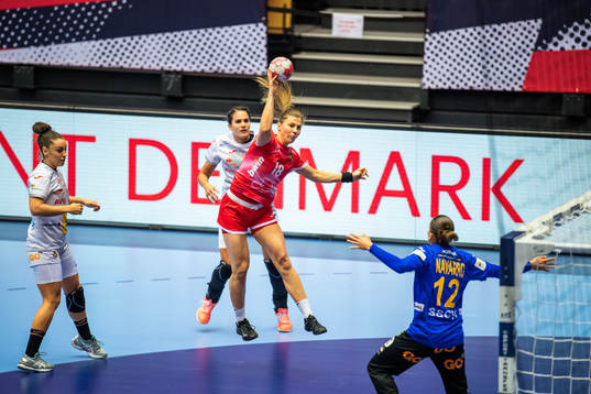 Daria Samokhina of Russia and goalkeeper Silvia Navarro